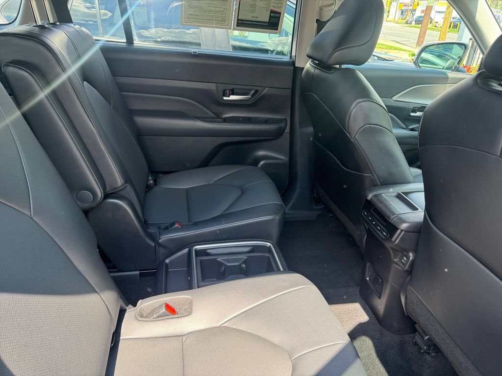 Used 2025 Toyota Grand Highlander AWD image 21
