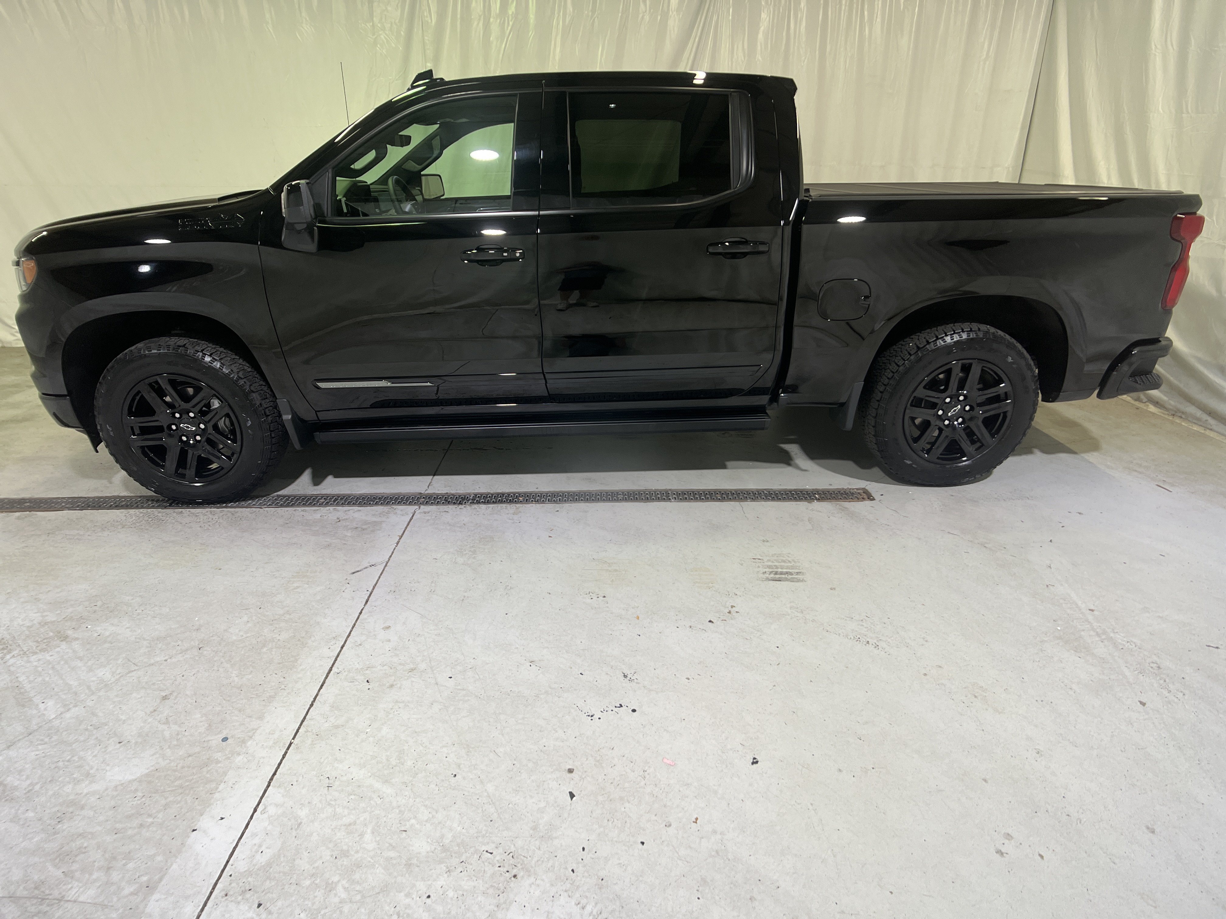 Certified 2025 Chevrolet Silverado 1500 High Country w/ Midnight Edition AWD/4WD image 7