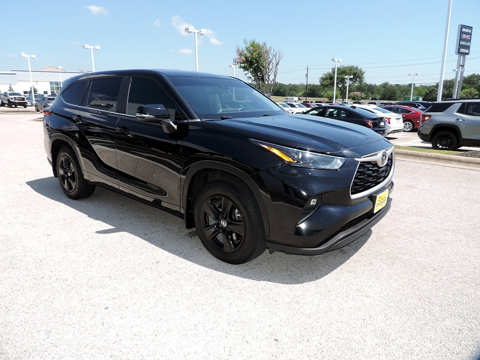 Used 2023 Toyota Highlander LE FWD image 3