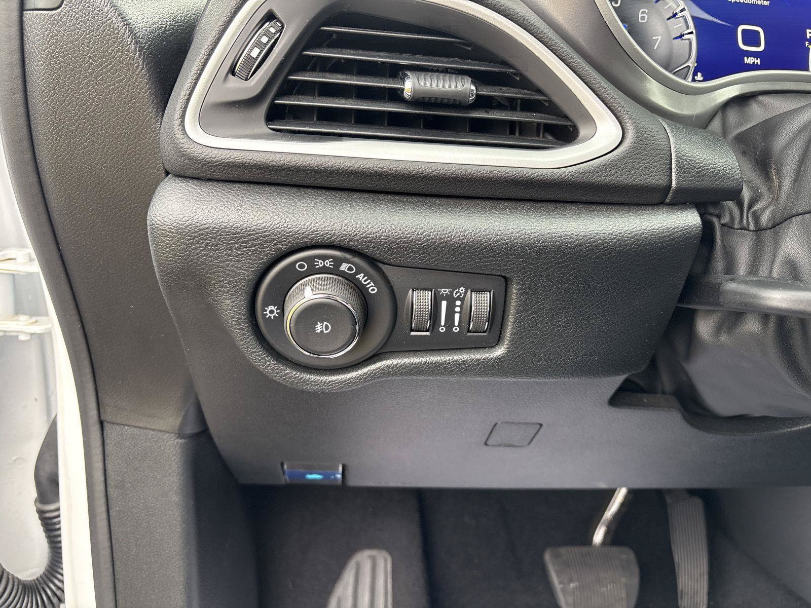 Used 2026 Chrysler Pacifica Select FWD image 21