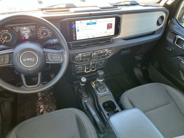 Used 2025 Jeep Gladiator Mojave AWD/4WD image 14