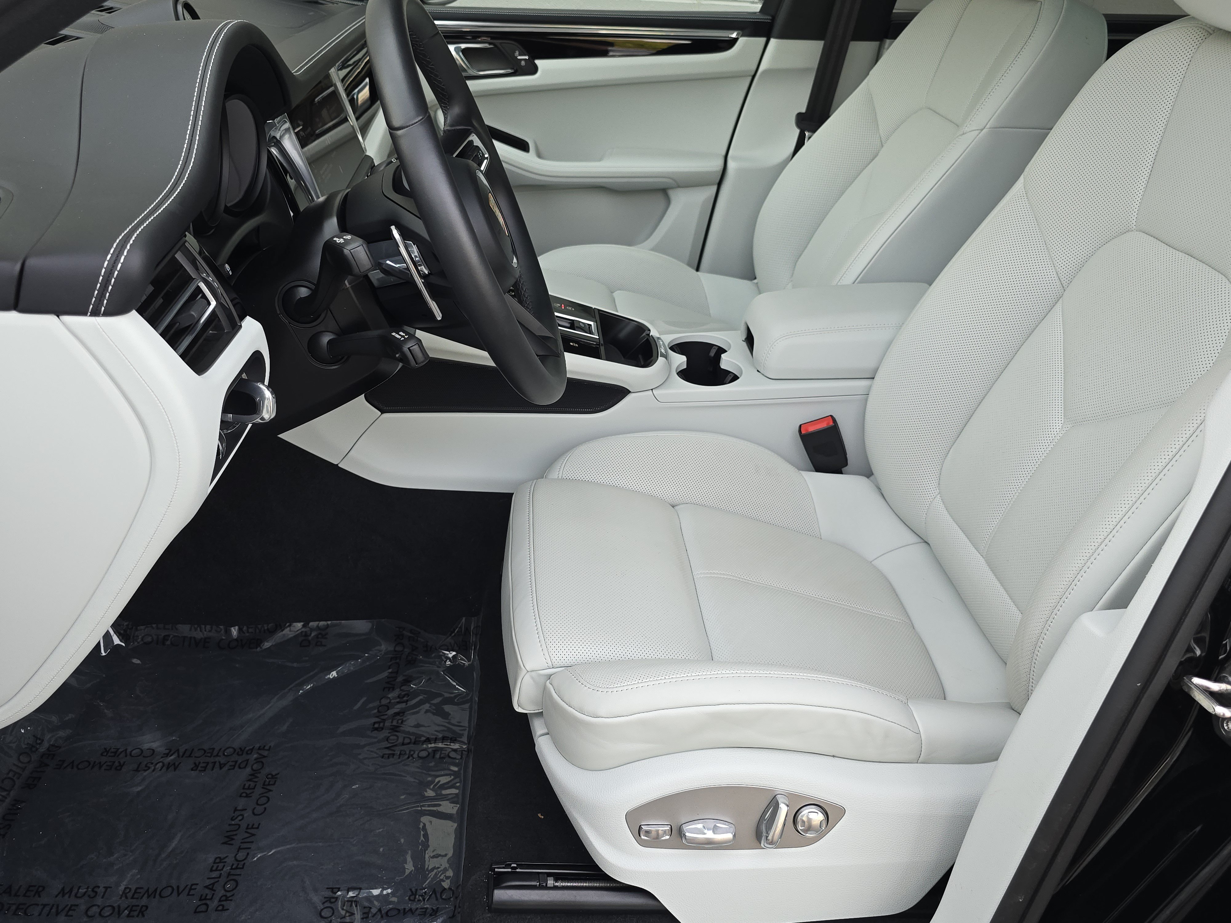 Certified 2026 Porsche Macan AWD/4WD image 5