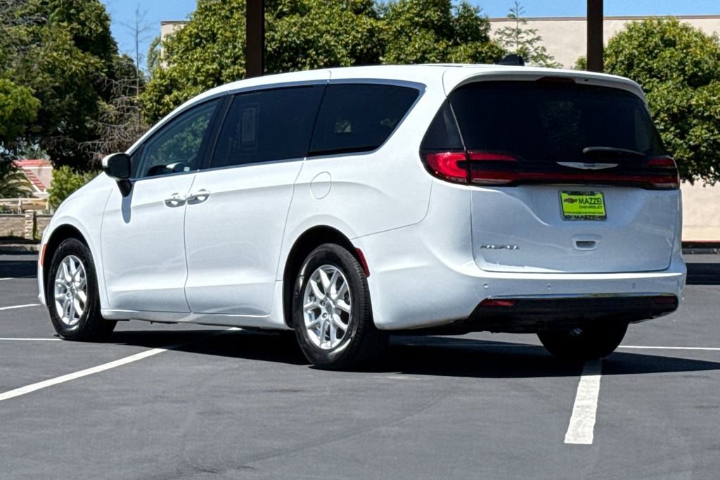 Used 2023 Chrysler Pacifica Touring-L FWD image 3