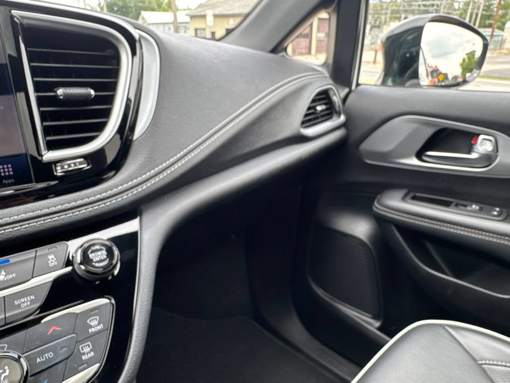 Used 2025 Chrysler Pacifica Limited FWD image 41