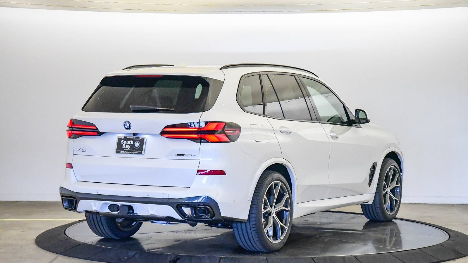 New 2026 BMW X5 xDrive50e w/ M Sport Package AWD/4WD image 5