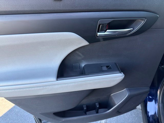 Used 2020 Toyota Highlander XLE AWD/4WD image 24