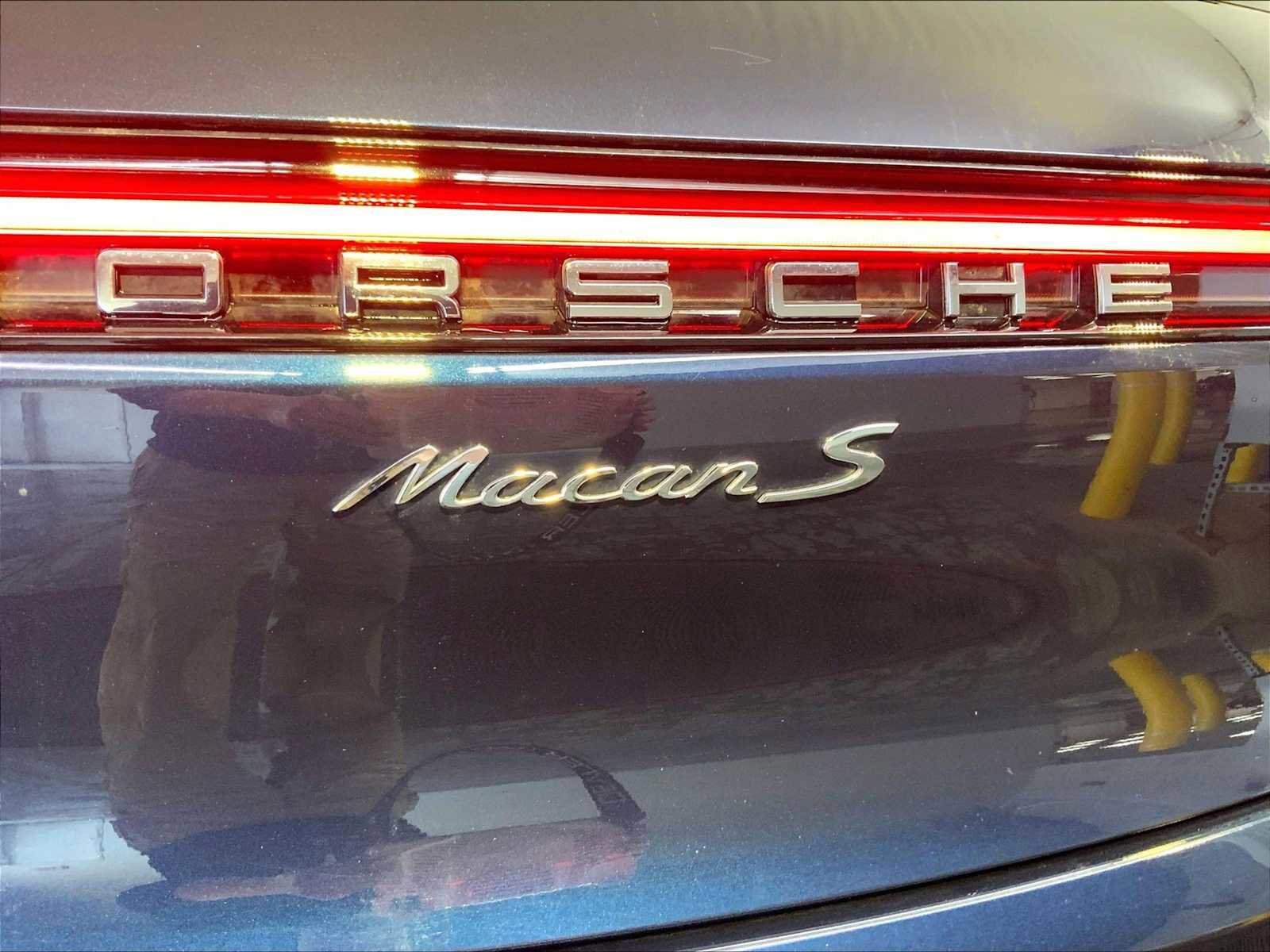Certified 2022 Porsche Macan S AWD/4WD image 35