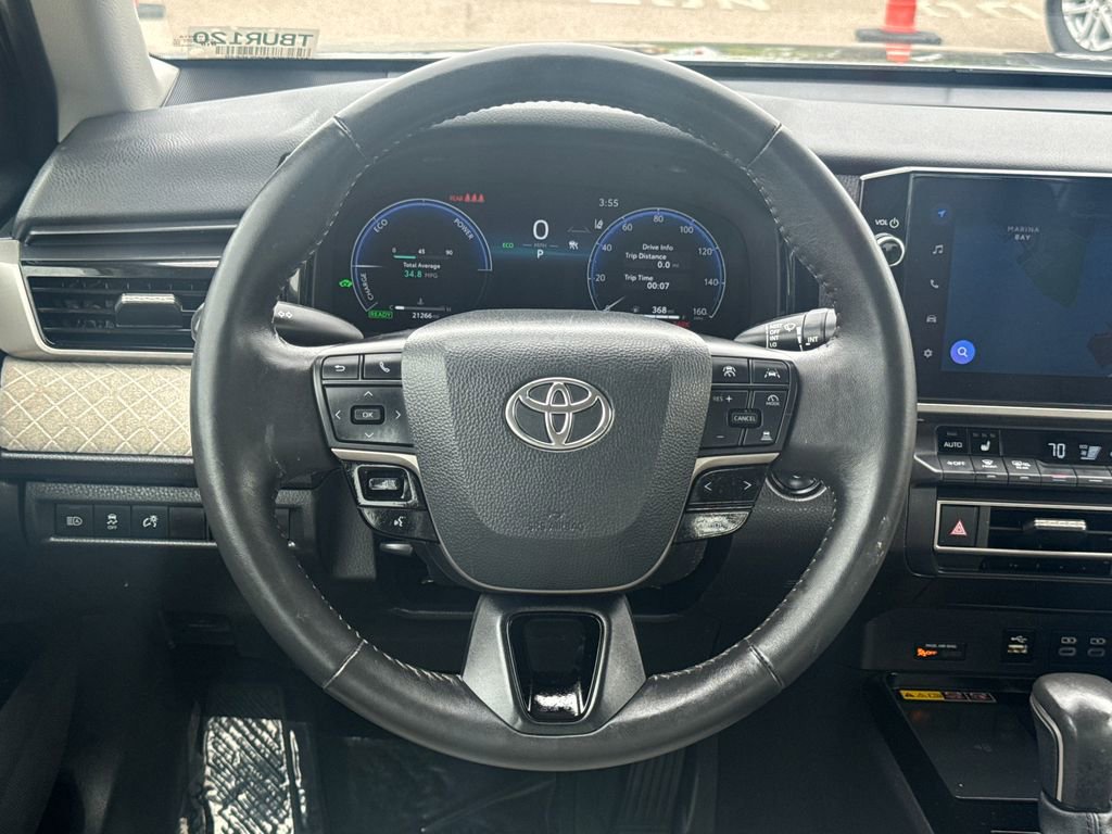 Used 2025 Toyota Camry XLE AWD/4WD image 12