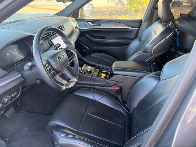 Used 2022 Jeep Grand Cherokee Overland w/ Luxury Tech Group IV RWD image 4