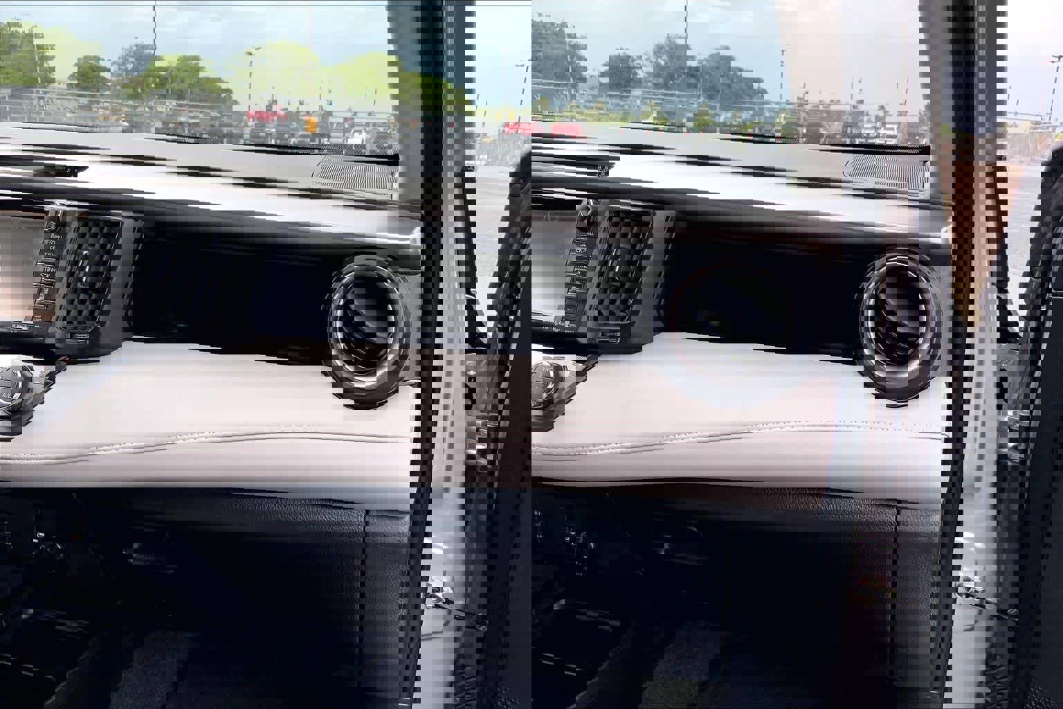 Used 2018 Toyota RAV4 XLE FWD image 18