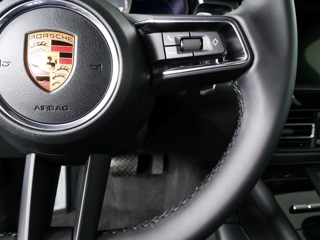 Certified 2026 Porsche Macan AWD/4WD image 11