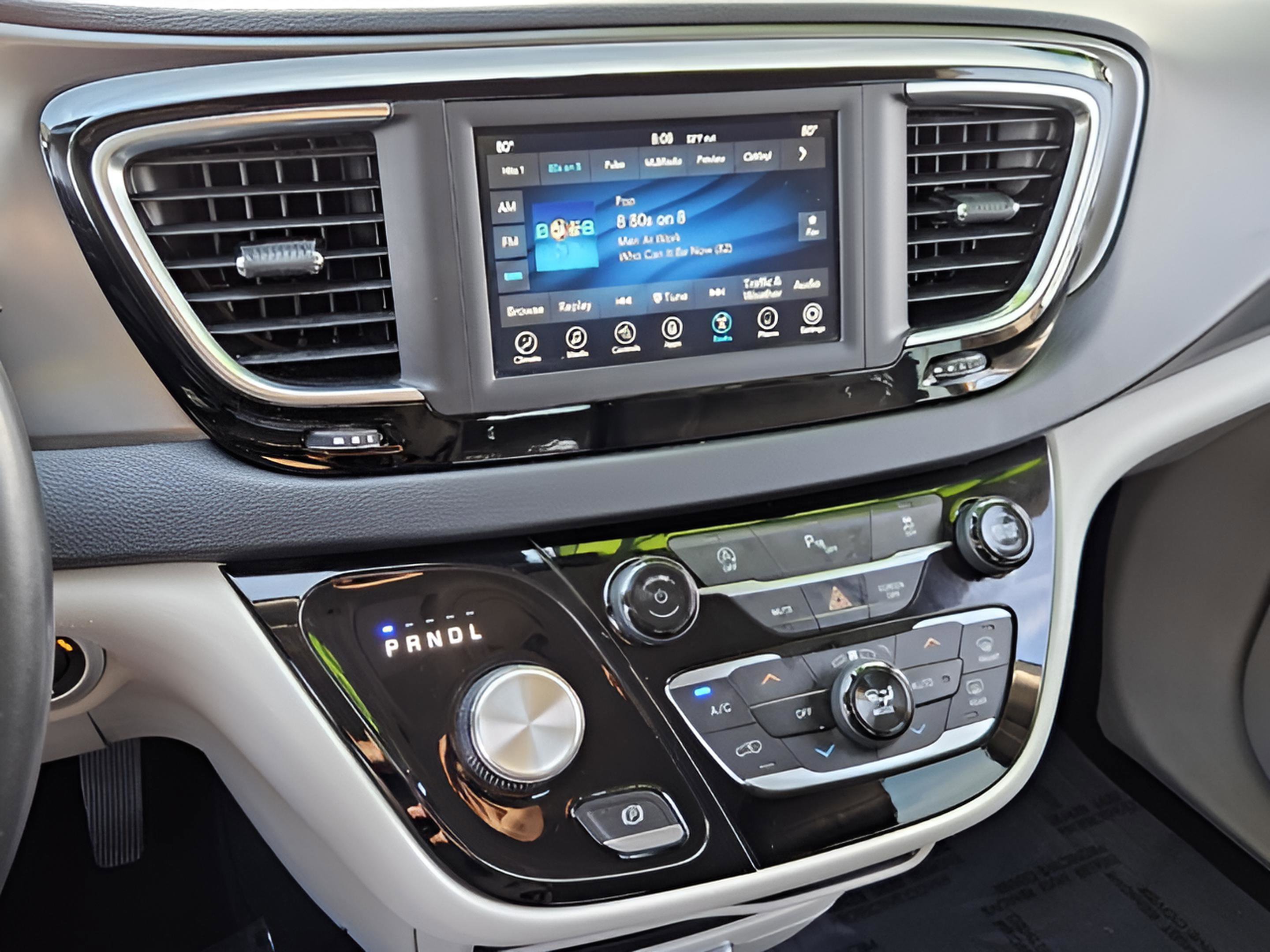 Used 2020 Chrysler Pacifica Touring-L image 20