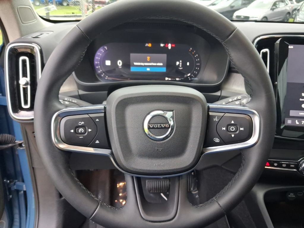 Used 2023 Volvo XC40 B4 Plus w/ Driver Assist Package FWD image 17