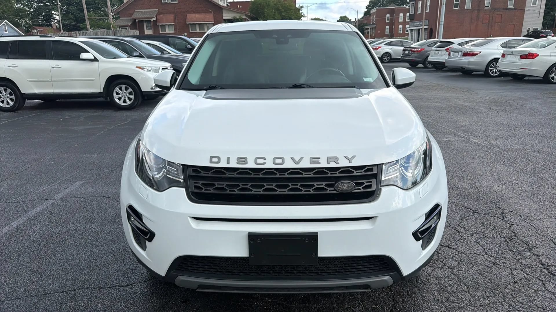 Used 2017 Land Rover Discovery Sport SE AWD/4WD image 2