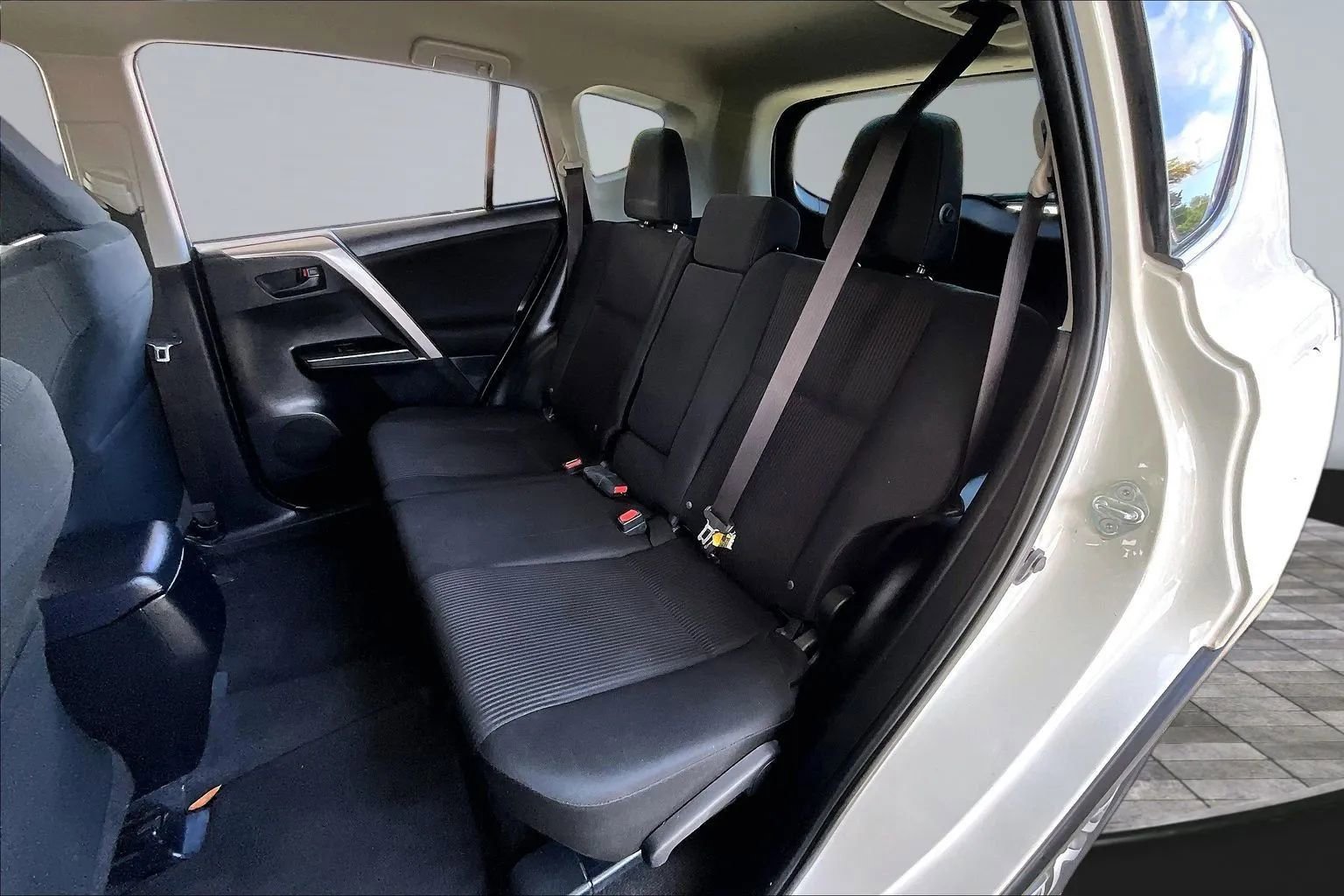 Used 2017 Toyota RAV4 LE FWD image 19