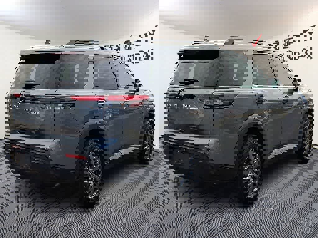 Used 2025 Nissan Pathfinder SV image 4