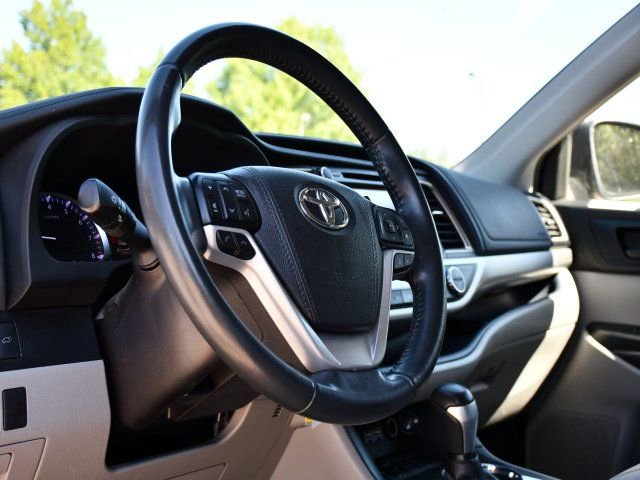 Used 2019 Toyota Highlander Plus FWD image 12