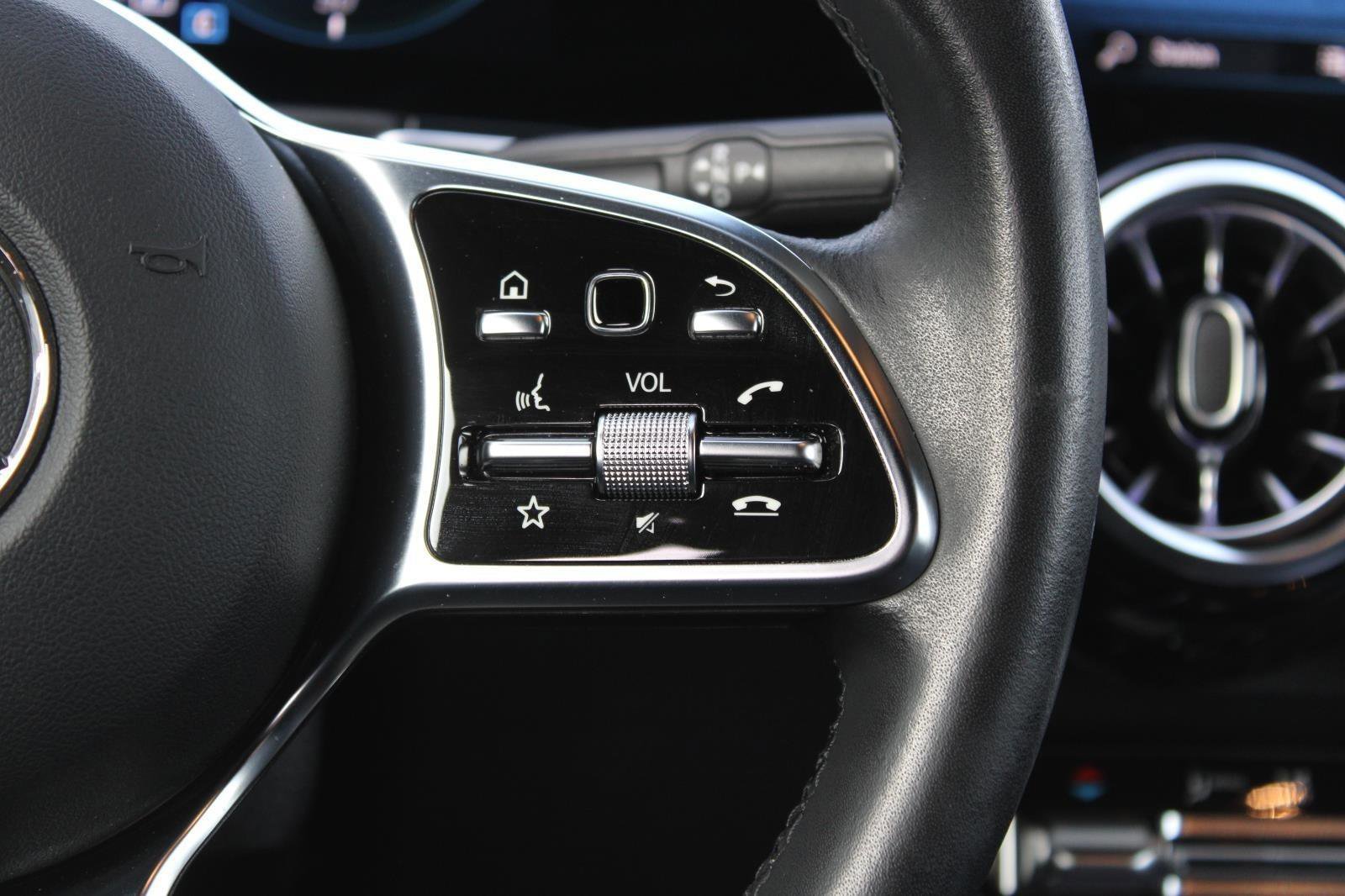 Used 2023 Mercedes-Benz EQB 300 4MATIC image 25