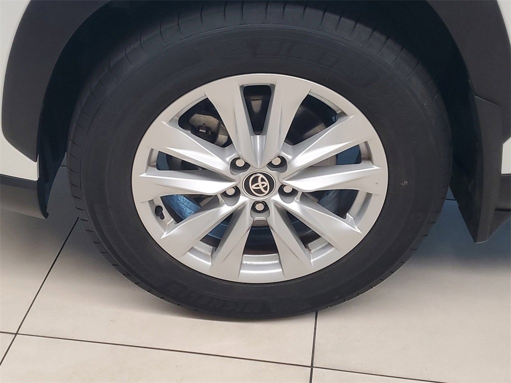 Used 2024 Toyota Corolla Cross LE w/ Moonroof Package image 4