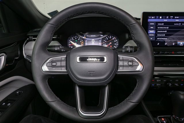 Used 2023 Jeep Compass Limited image 29