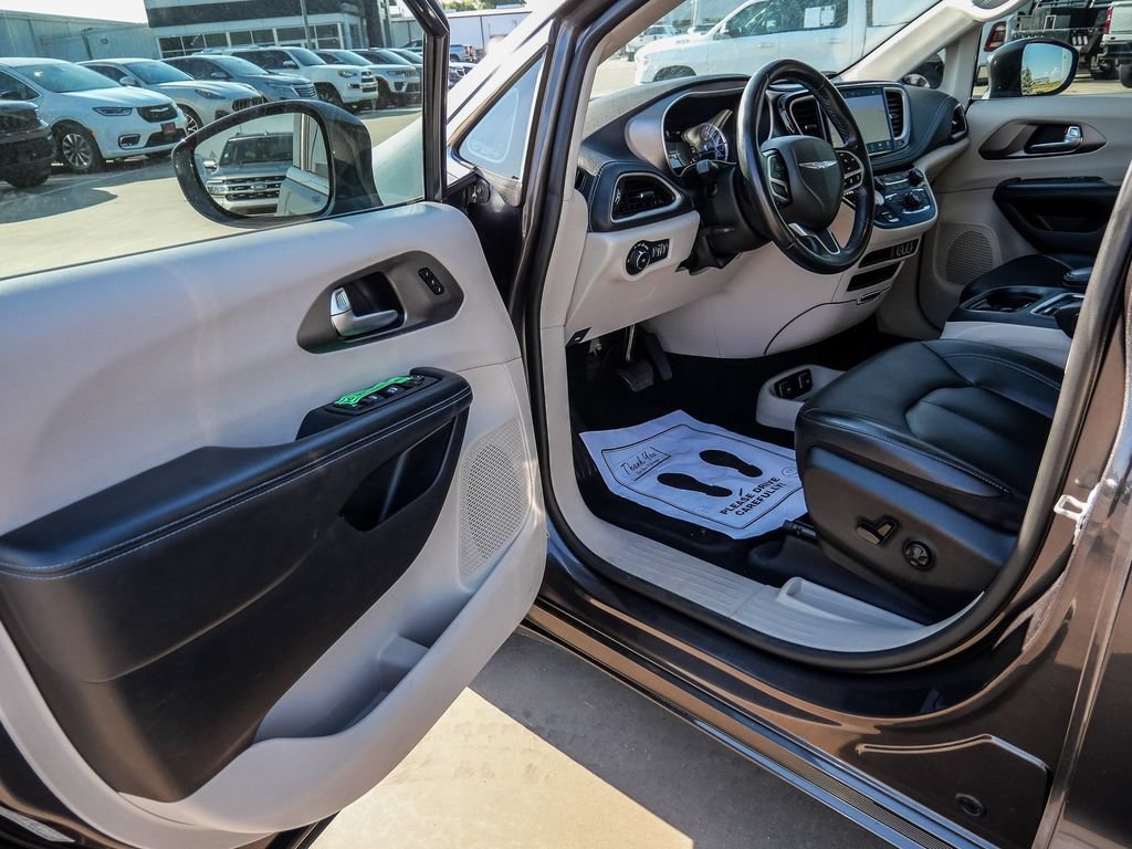 Used 2021 Chrysler Pacifica Touring-L FWD image 35