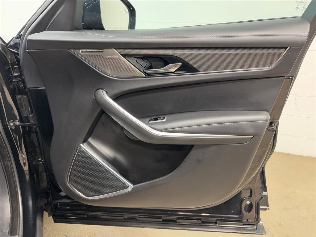 Used 2023 Jaguar F-PACE SVR image 32