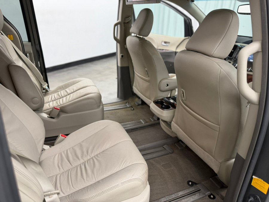 Used 2011 Toyota Sienna XLE w/ Premium Pkg AWD/4WD image 39