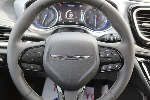 Used 2025 Chrysler Pacifica Limited FWD image 14