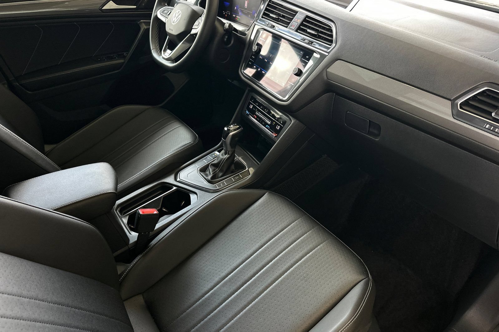 Used 2023 Volkswagen Tiguan SE R-Line FWD image 17