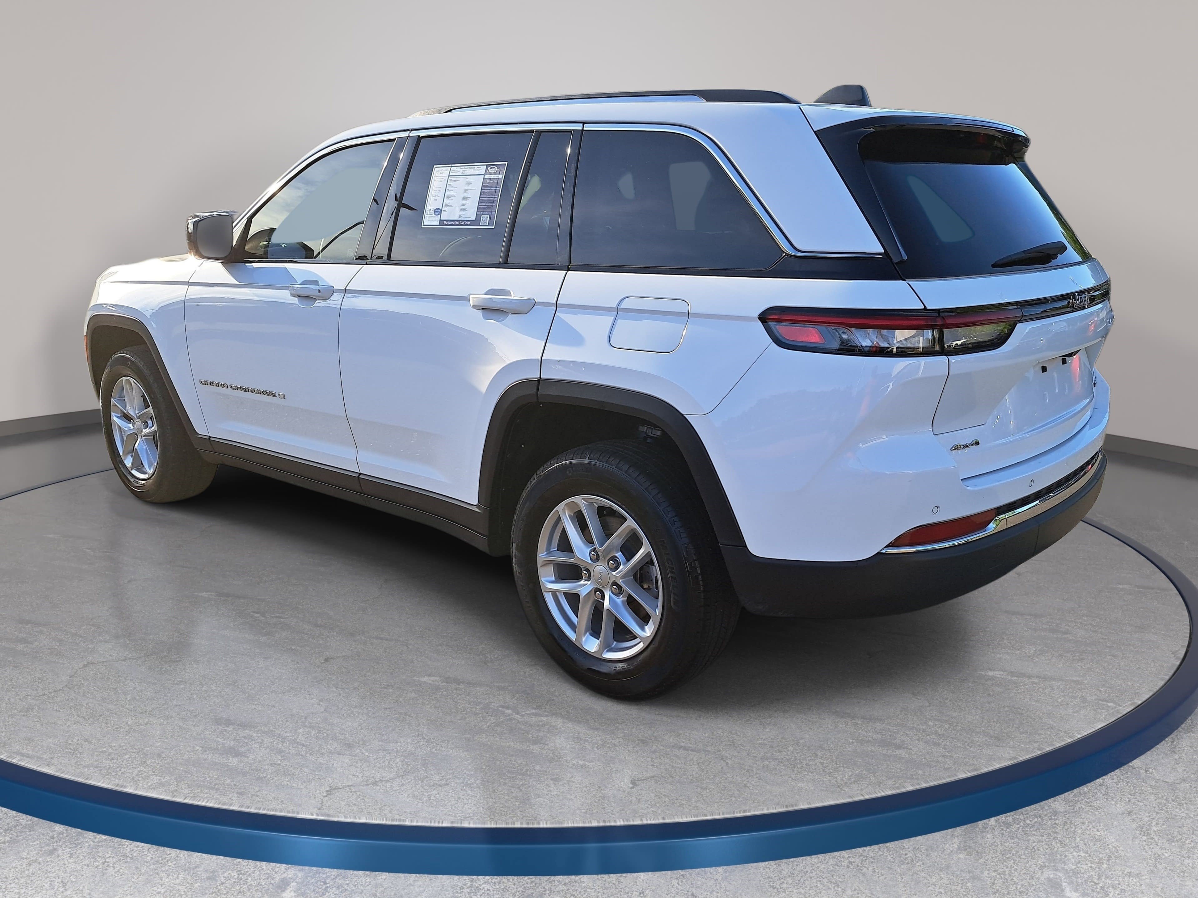 Used 2023 Jeep Grand Cherokee Laredo image 7