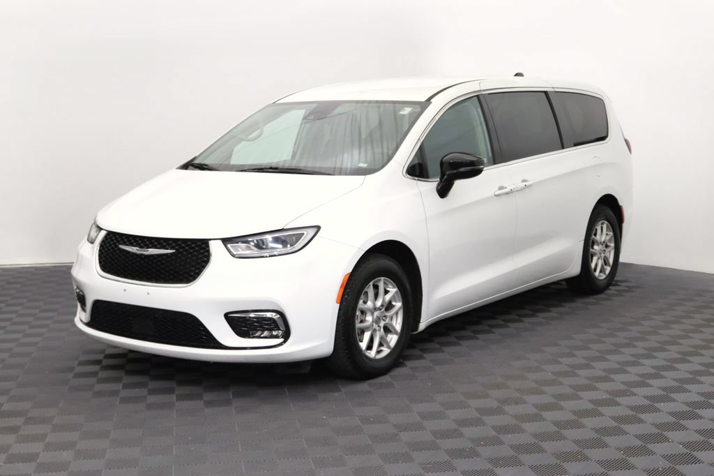 Used 2024 Chrysler Pacifica Touring-L FWD image 3