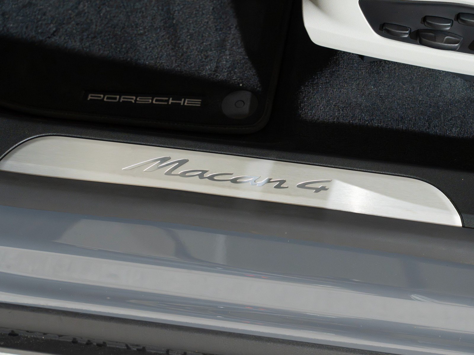 New 2026 Porsche Macan 4 Electric AWD/4WD image 14