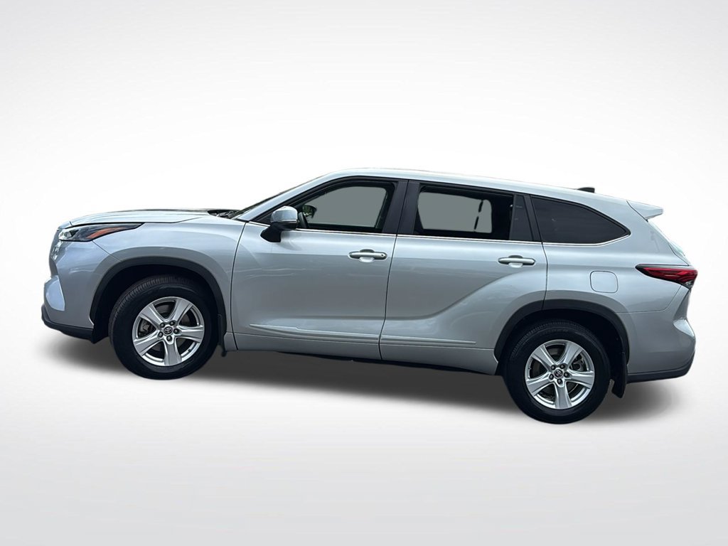 Used 2023 Toyota Highlander L FWD image 4