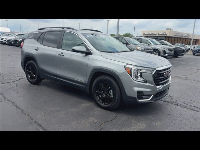 Used 2024 GMC Terrain SLE w/ Driver Convenience Package FWD image 2