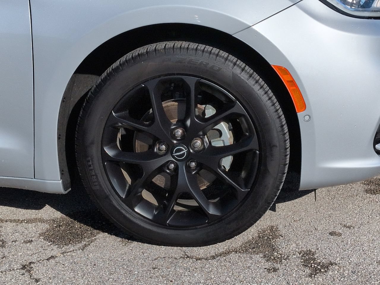 Used 2026 Chrysler Pacifica Limited w/ S Appearance Package FWD image 10