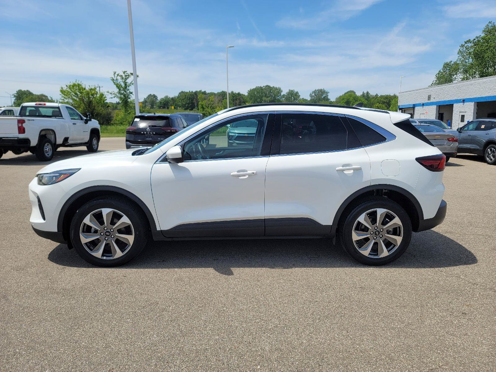 Used 2024 Ford Escape Platinum AWD/4WD image 2