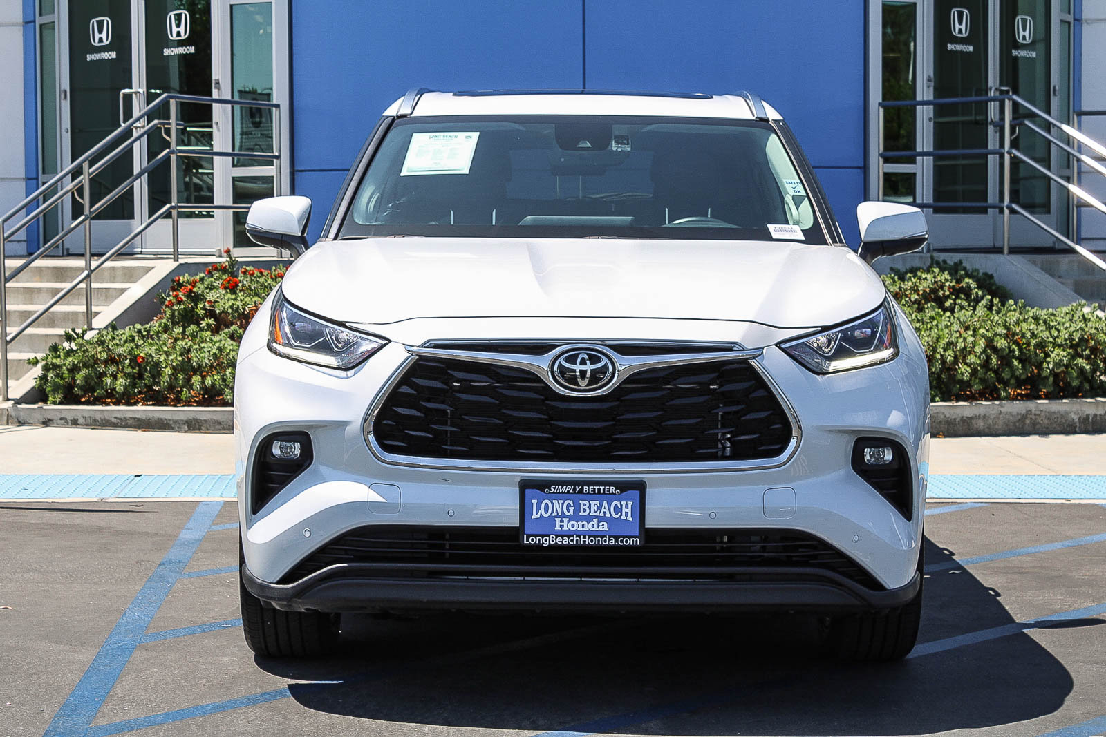 Used 2023 Toyota Highlander Limited FWD image 2