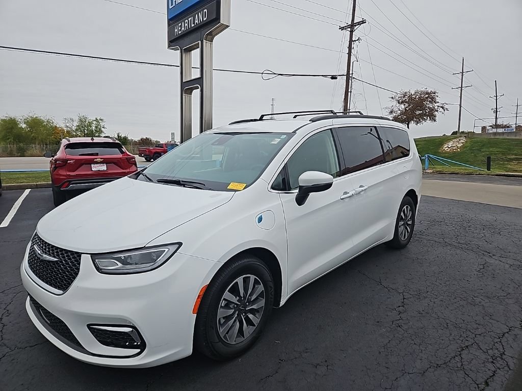 Used 2023 Chrysler Pacifica Touring-L w/ Uconnect Theater Family Group