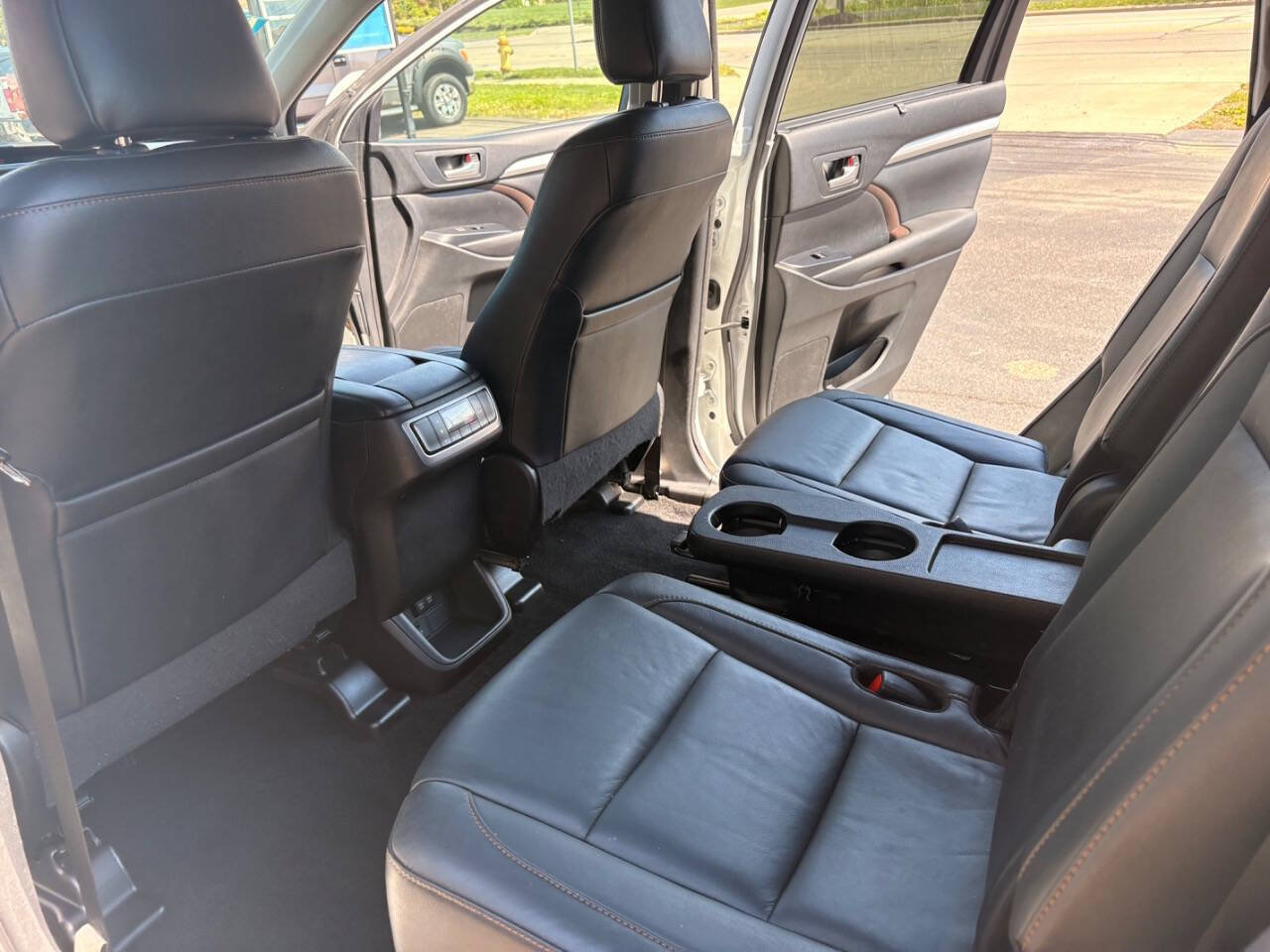 Used 2017 Toyota Highlander XLE AWD/4WD image 9