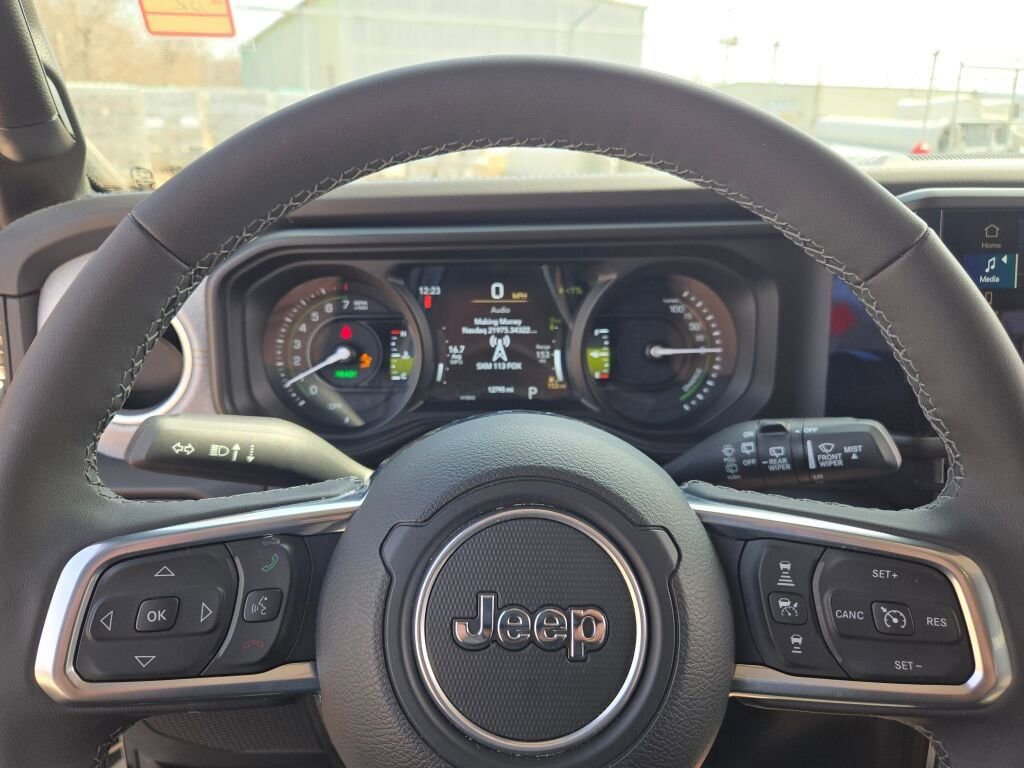 Used 2025 Jeep Wrangler Unlimited Sahara w/ Safety Group image 27