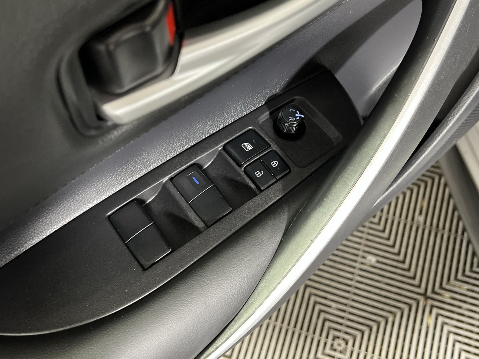 Used 2020 Toyota Corolla SE FWD image 11