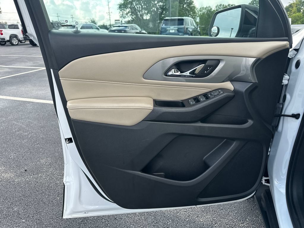Used 2023 Chevrolet Traverse LS FWD image 12