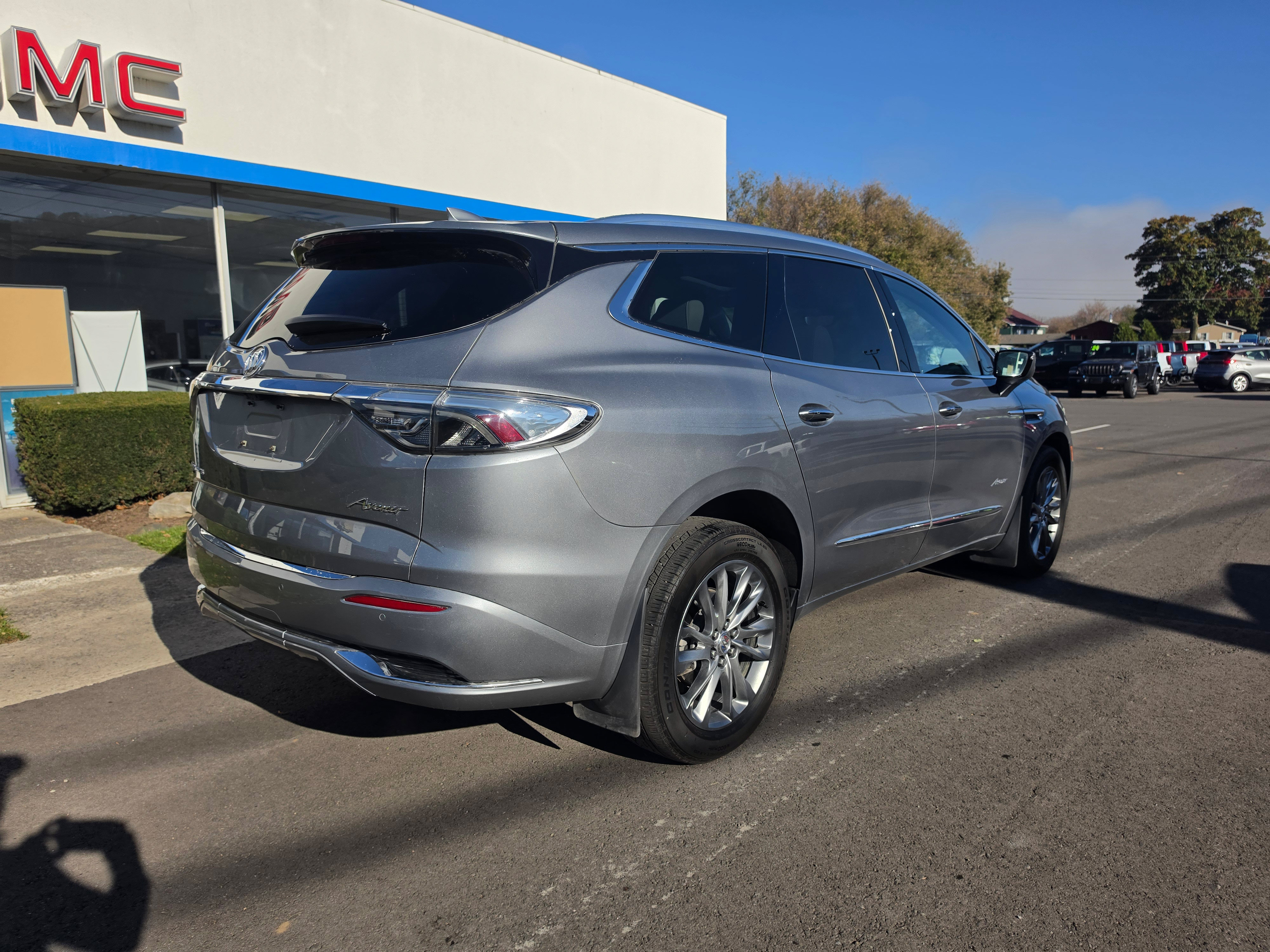 Used 2024 Buick Enclave Avenir AWD/4WD image 3