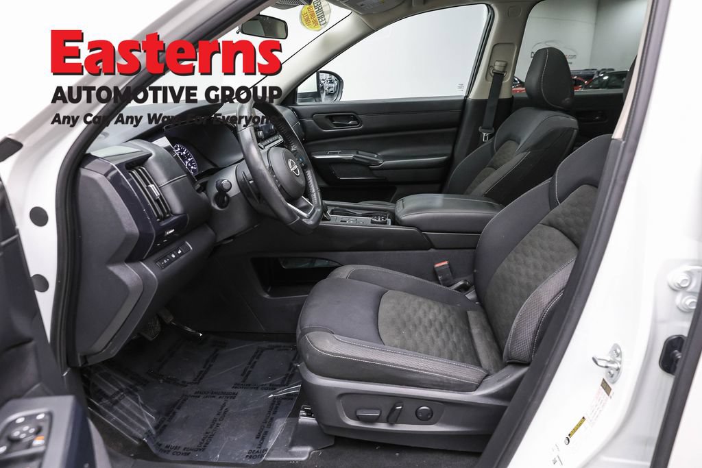 Used 2024 Nissan Pathfinder SV w/ SV Premium Package AWD/4WD image 14