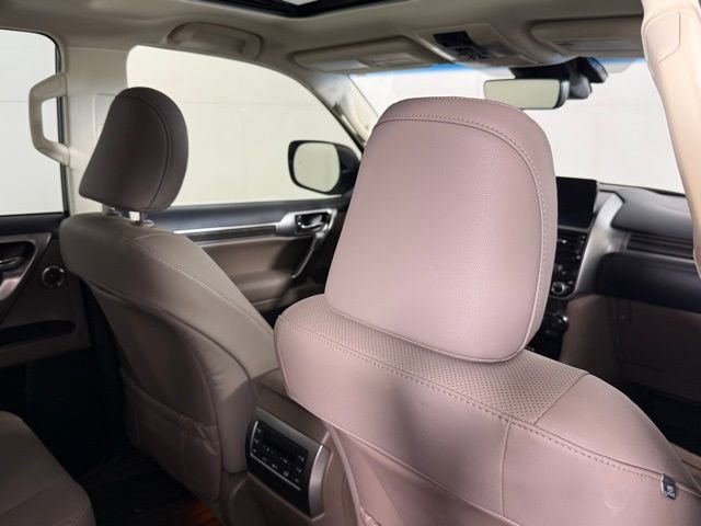 Used 2023 Lexus GX 460 Premium w/ Accessory Package AWD/4WD image 32