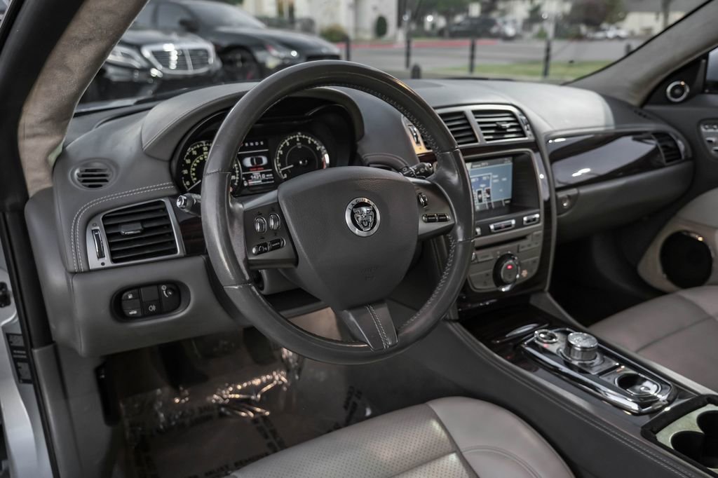 Used 2010 Jaguar XK Convertible image 12