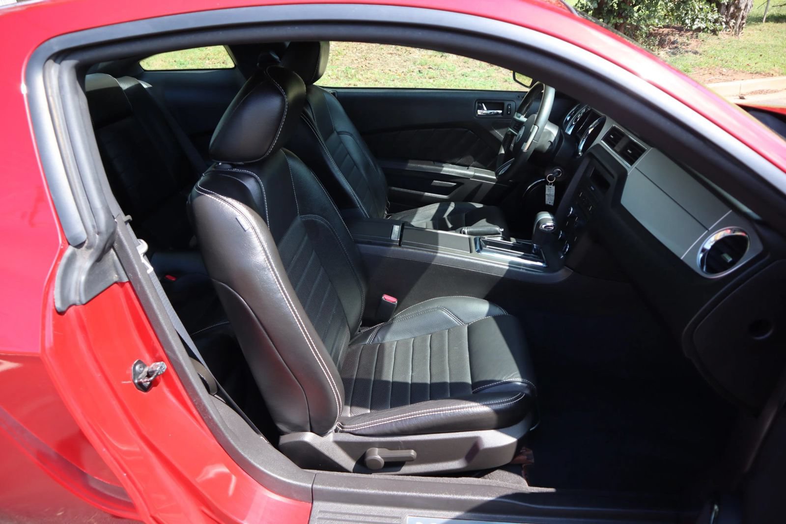 Used 2010 Ford Mustang Coupe RWD image 14