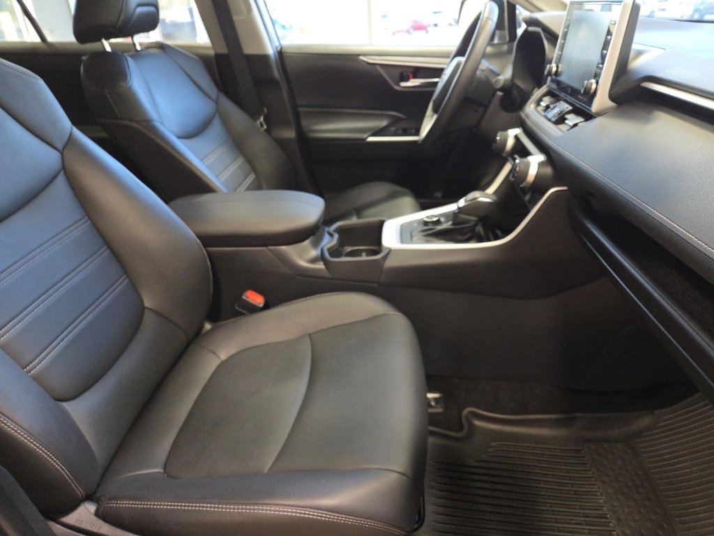Used 2022 Toyota RAV4 XLE Premium image 20