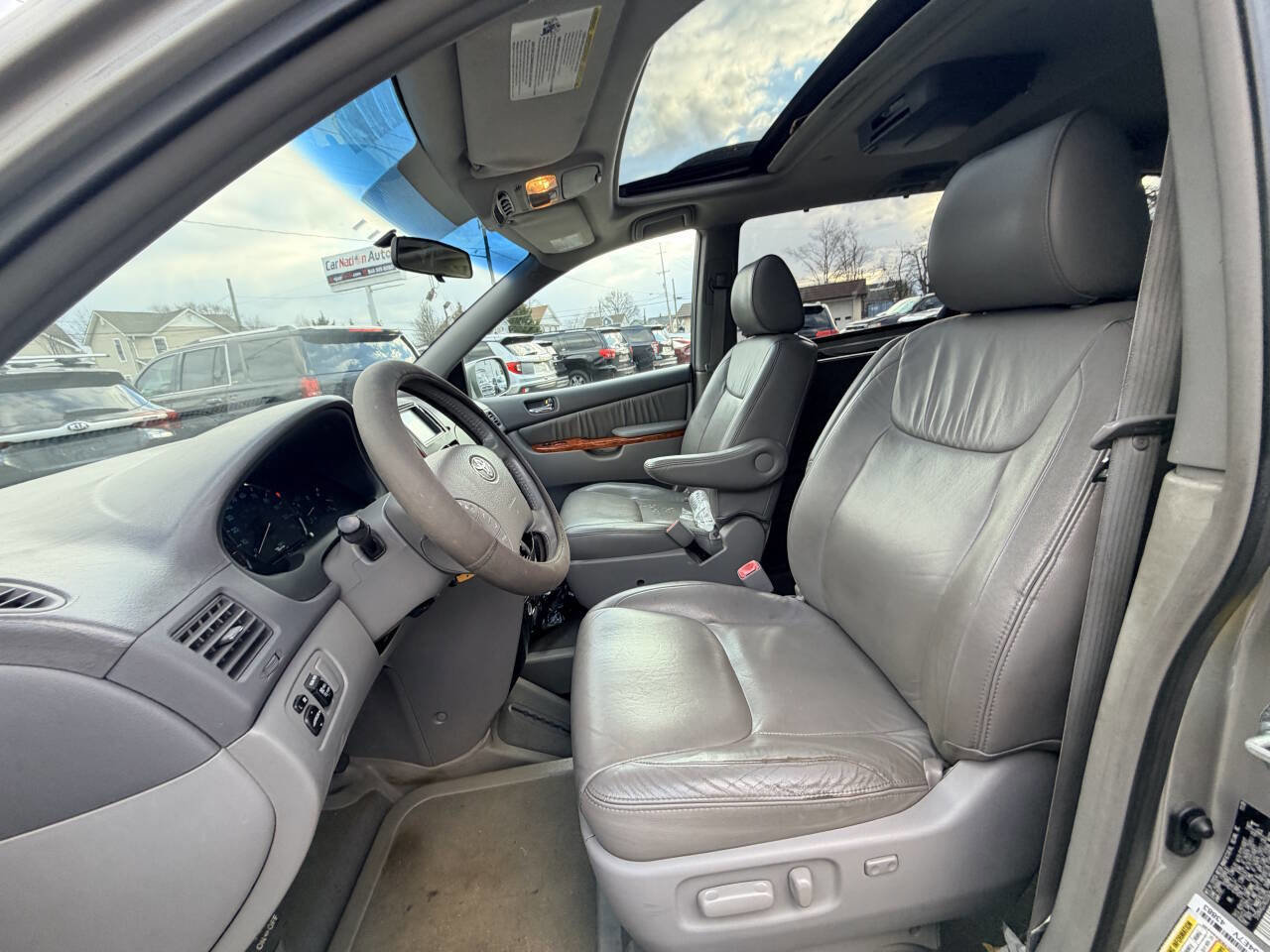 Used 2010 Toyota Sienna XLE Limited image 33
