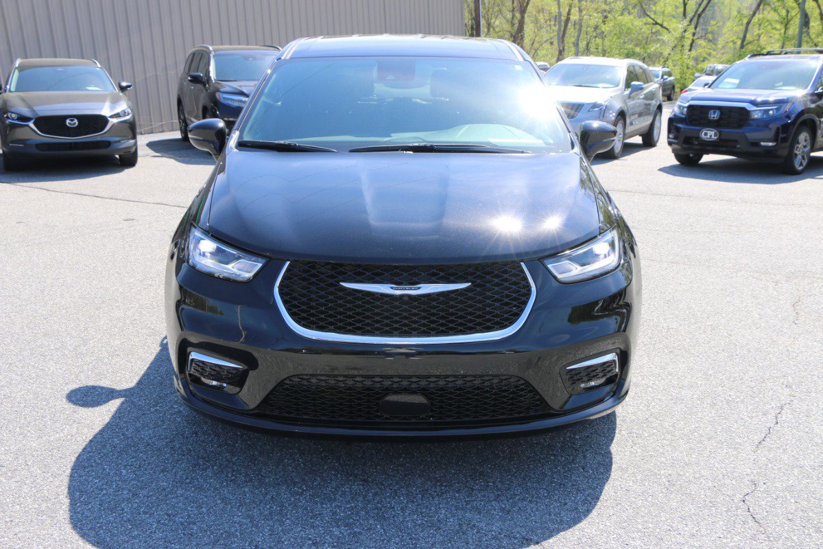 Used 2026 Chrysler Pacifica Select image 11